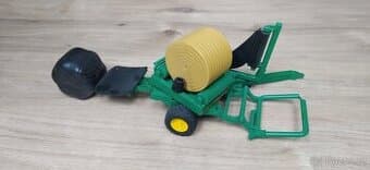 Bruder OBALOVAČ s bílým a žlutým balíkem.