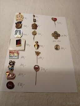 Různé staré odznaky