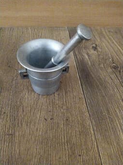 Prodám starý mini hmoždíř s tlučkem