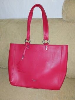 Kabelka wuch jahodově červená - fotky jsou trochu přesvícené