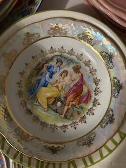 Sklo a porcelán,talíře vázy misky sochy