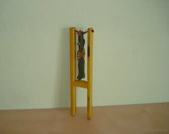 Stará hračka - akrobat na hrazdě.