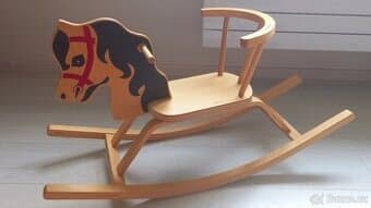Dřevěný houpací koník