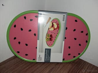 Prkénko, držáky, potrav. sáčky, lis na česnek a nůž na máslo