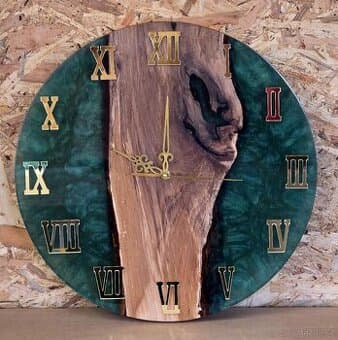 Nástěnné hodiny ze dřeva a epoxidu