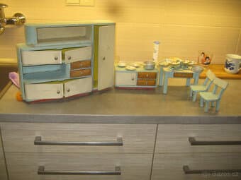 Prodám starou dětskou retro kuchynku s nádobíčkem-2200 kč.
