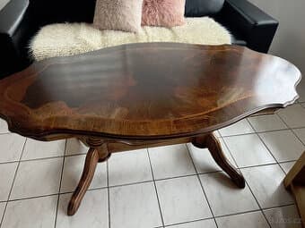 Dřevěný konferenční stolek