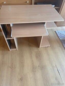 Stůl má počítač