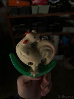 Stará hračka gumový kohout