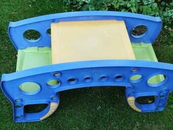 Houpačka a stolek pro dvě děti