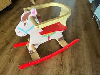 Dřevěný houpací kůň