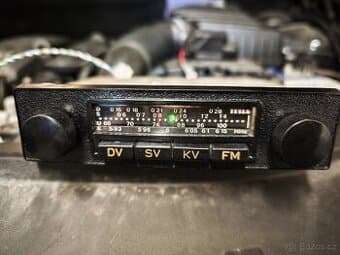 Staré autorádio do veterána Tesla.