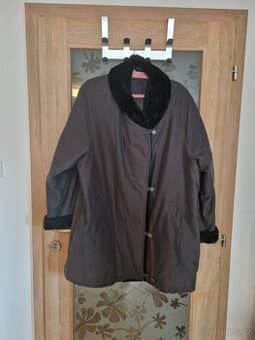 prodám dámskou hnědou bundu s chlupatým  šálovým límcem