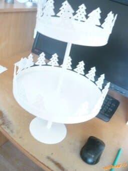 bílý plechový etažer