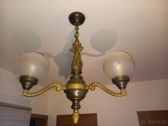 secesní mosazný lustr se třemi rameny a broušenými koulemi
