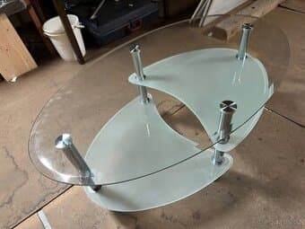 Skleněný konferenční stůl