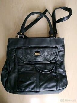 Černá praktická kabelka – více kapes, elegantní vzhled