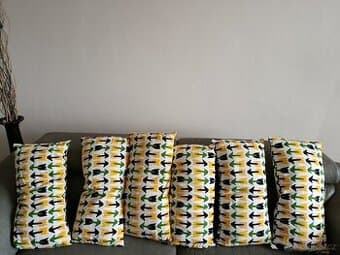 6x polštář 50x25 cm za celkem 250 Kč