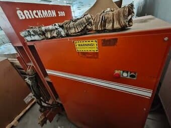 Automatický lis na kartónové brikety