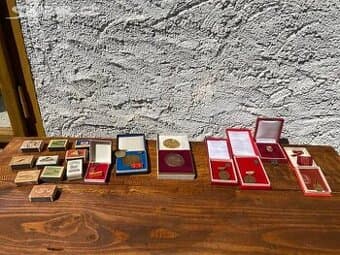 Stare odznaky, plakety, krabicky od sirek