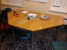 Prodám krásný masivní velký stůl.