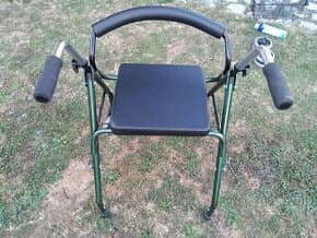 Chodítko čtyřkolové s opěrkou a košíkem