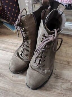 Kotníkové boty na nízkém podpatku