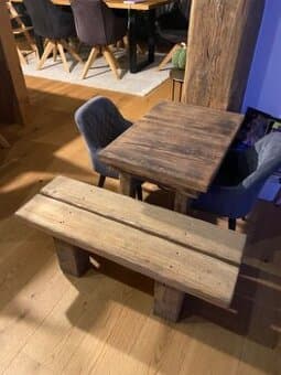 Set masivního stolečku a lavičky s přírodní kresbou dřeva