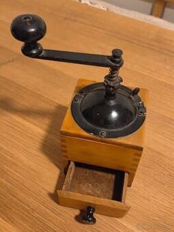 Ruční mlýnek na kávu