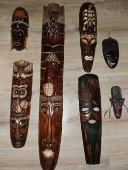 Dřevěné masky různých velikostí