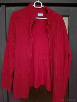 Červený svetr na zip