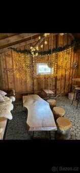 Dřevěný konferenční stůl