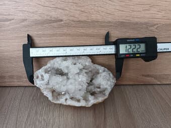 Větší křišťálová geoda.