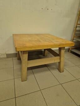 Stolek z masivu
