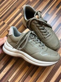 Kožené tenisky, značka Carmela, veľkosť 36