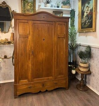 Secesní šatní skříň (141065)