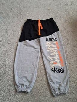 Kalhoty, tepláky, šedočerné s oranžovými doplňky