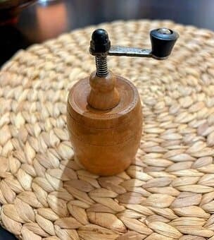 Dřevěný mlýnek na koření soudek