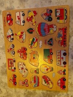 Dřevěné vkládací puzzle dopravní prostředky