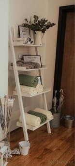 Bílý regál na opření