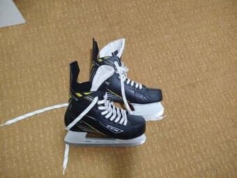 Hokejové brusle CCM