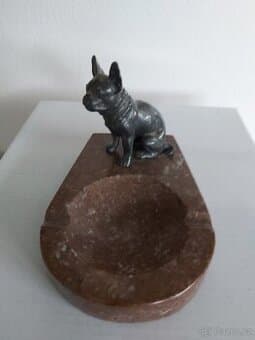 popelník kameninový se soškou