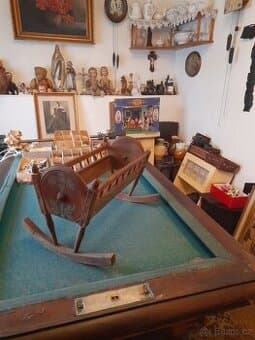 Dřevěná malovaná kolébka starožitný kus hračky