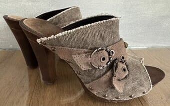 Dámské pantofle na podpatku