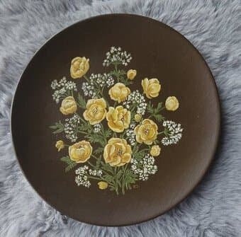 Ručně malovaný dřevěný dekorativní talíř – Luční kvítí