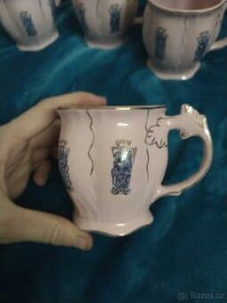 6 ks růžových porcelánových šálků s modrým erbem
