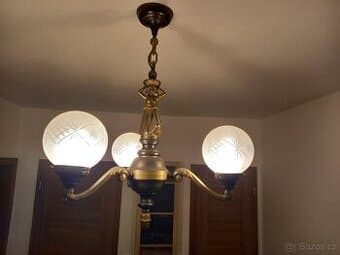 secesní mosazný lustr se třemi rameny a broušenými koulemi