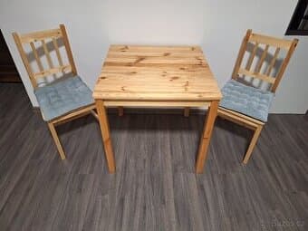 Jídelní stůl a dvě židle