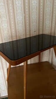 Dřevěný konferenční stolek