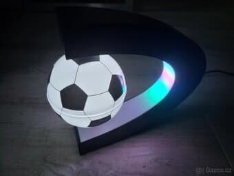 Lampička, levitující fotbalový míč